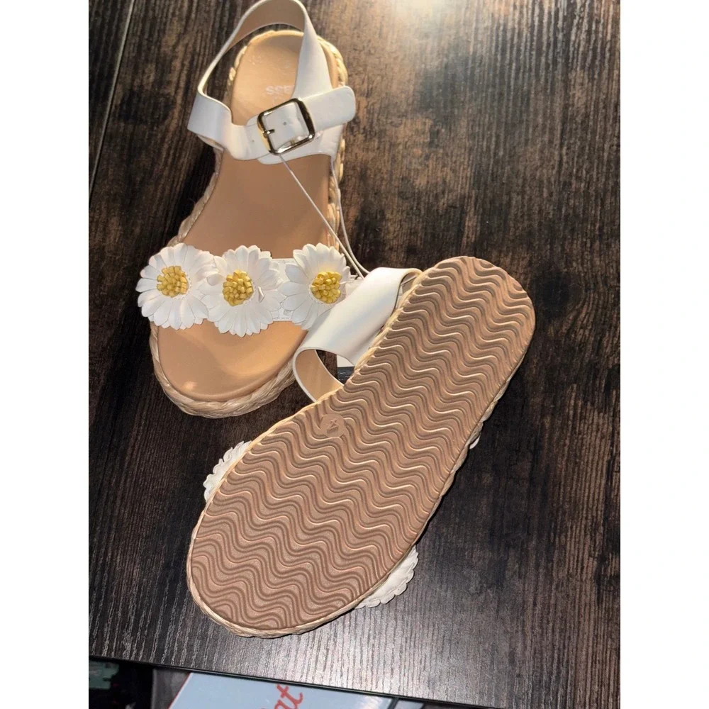 Big Girl Platform Sandals by‎ Art Class Makayla Daisy White Size 4 New With Tags